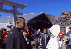 富士山奥宮で挙式